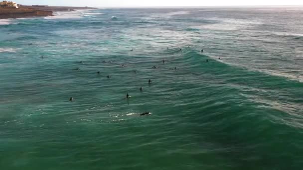 Drone Antenne Uitzicht Atlantische Oceaan Surfplek Met Surfers Surfplanken Vangen — Stockvideo
