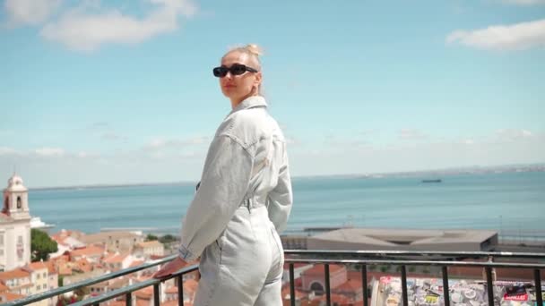 Lizbon Daki Portas Sol Bakış Açısıyla Heyecanlı Genç Bayan Turistin — Stok video