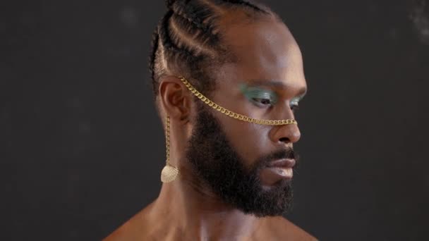 Sebevědomý Afro Americký Vousatý Gay Jasným Make Upem Zlatým Doplňkem — Stock video