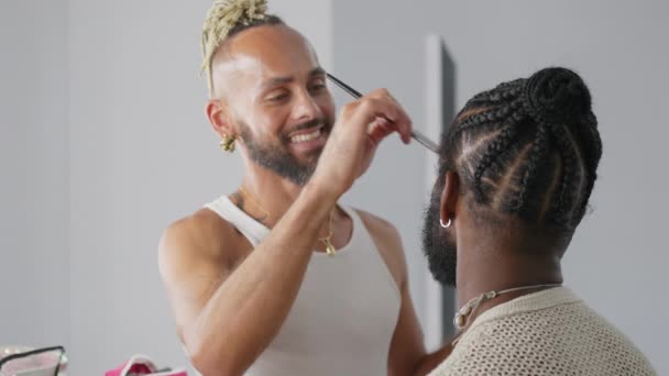 Sourire Barbu Gay Professionnel Artiste Appliquer Maquillage Sur Mâle Modèle — Video