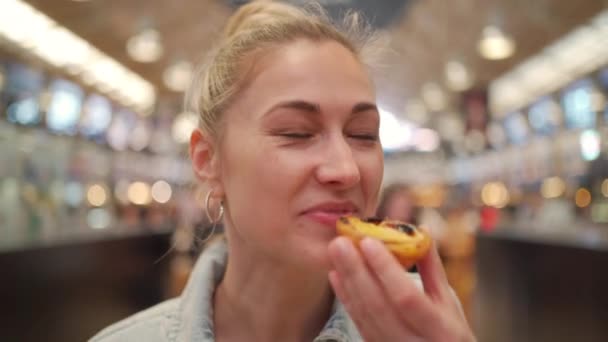 Mulher Bonita Comendo Sobremesa Portuguesa Mercado Mulher Turística Feliz Desfrutando — Vídeo de Stock
