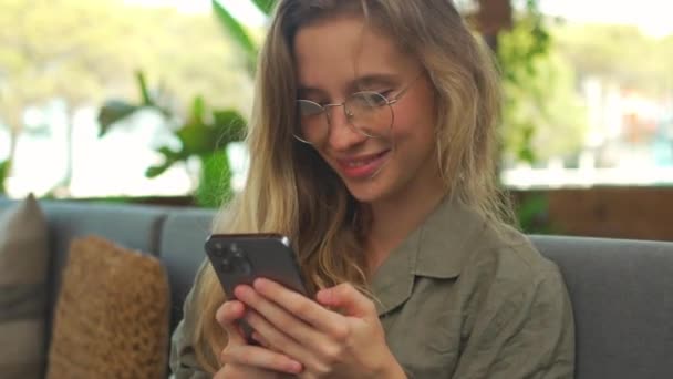 Närbild Porträtt Vackra Unga Kvinna Kontrollera Sociala Medier Smartphone Leende — Stockvideo