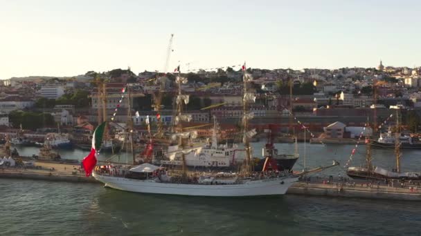 Ψηλά Πλοία Αγκυροβολημένα Στο Λιμάνι Για Λάβουν Μέρος Στους Ετήσιους — Αρχείο Βίντεο
