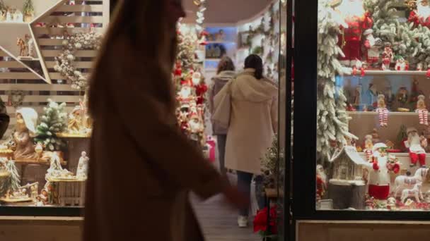 Clientes Seleccionando Decoraciones Navideñas Tienda Mujeres Preparándose Para Las Celebraciones — Vídeo de stock