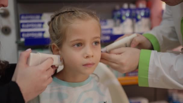 Urocza Dziewczynka Procesie Przekłuwania Ucha Specjalnym Wyposażeniem Centrum Urody Przez — Wideo stockowe