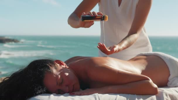 Brunette Vrouw Genieten Van Olie Massage Het Strand Tijdens Zomervakantie — Stockvideo