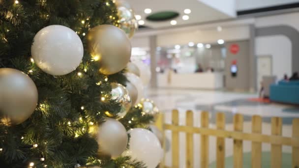 Primo Piano Dell Albero Natale Decorato Con Gingilli Luci Illuminate — Video Stock