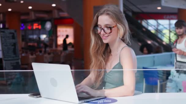 Leende Ung Kvinna Med Bärbar Dator Som Arbetar Eller Studerar — Stockvideo
