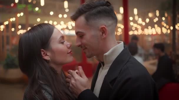 Romantik Genç Çiftin Ele Tutuşup Burunlarına Dokunuşunun Yan Görüntüsü Sevgili — Stok video