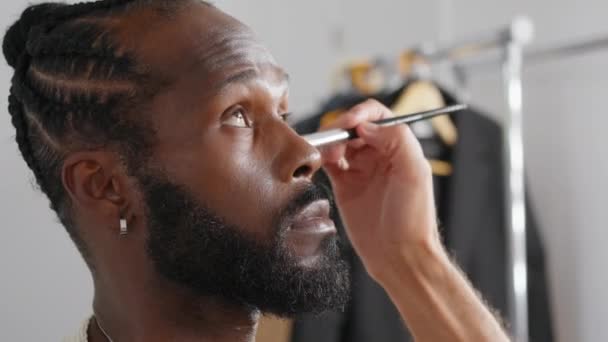 Nærbillede Kunstnere Hånd Anvende Makeup Til Ansigtet Homoseksuel Mand Med – Stock-video