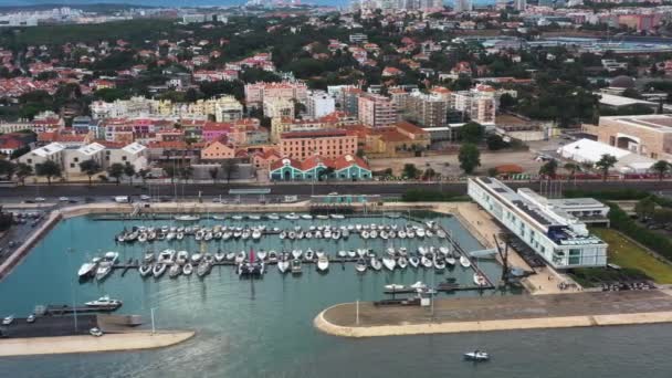 ポルトガルのリスボン郊外にある大西洋の海岸にあるヨット駐車場 マリーナ ベレム アリアルビュー — ストック動画