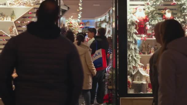 Португалия Лисбон Декабря 2023 Клиенты Выбирают Рождественские Украшения Магазине Подготовка — стоковое видео