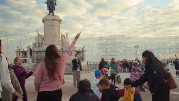 Portugal Lisbon December 2023 Children Enjoying Soap Bubble Show Commerce — Stock Video