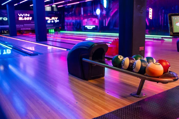Modernes Bowlinginterieur Mit Ballständern Und Lebendiger Roter Und Blauer Beleuchtung Stockfoto