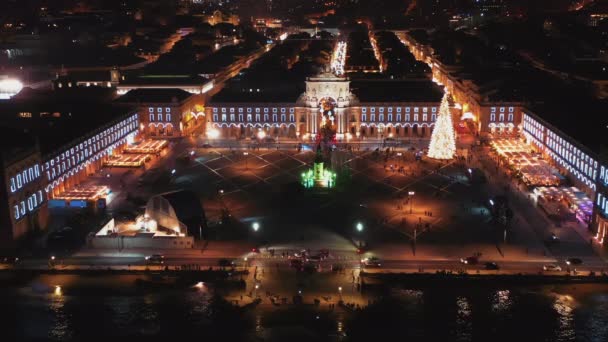 圣诞之夜 一架无人驾驶飞机在里斯本商业广场拍摄 城市灯光下的里斯本广场的贸易景观 葡萄牙里斯本街头的夜生活 — 图库视频影像