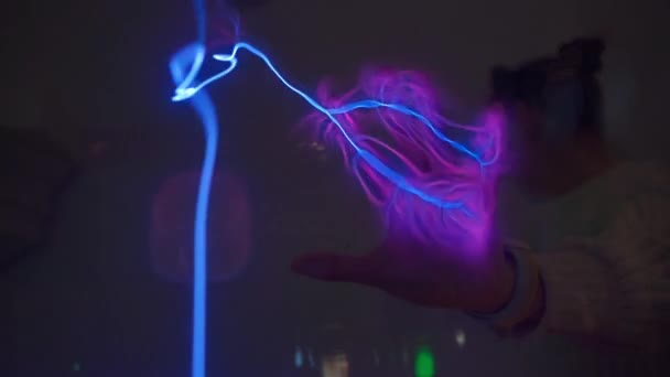 Mano Que Toca Bola Plasma Con Rayo Eléctrico Violeta Azul — Vídeos de Stock