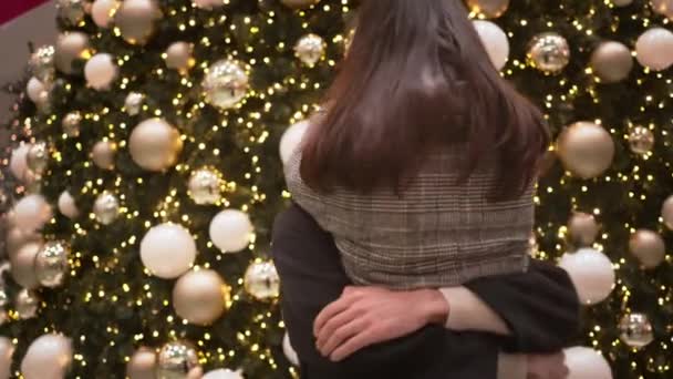 Romántica Pareja Joven Girando Besándose Delante Gran Árbol Navidad Decorado — Vídeo de stock