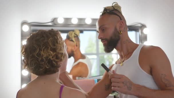 Focado Barbudo Gay Profissional Make Artista Aplicando Maquiagem Feminino Modelo — Vídeo de Stock