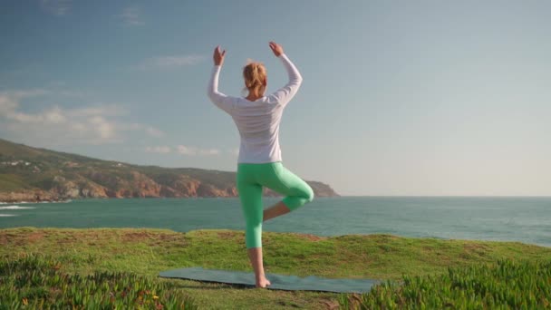 Femme Mûre Pratiquant Yoga Arbre Pose Vrikshasana Sur Plage Bénéficiant — Video