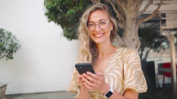 Social Media Glimlachende Vrouw Bril Met Smartphone Kijkend Naar Camera — Stockvideo
