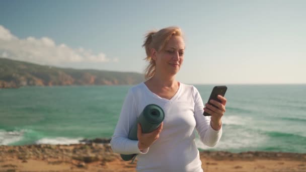 Donna Anziana Possesso Rotolato Tappetino Yoga Fare Videochiamata Smartphone Piedi — Video Stock