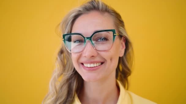 Portret Uśmiechniętej Kobiety Korygującej Stylowe Okulary Flirtującej Kamerą Blondynka Pewnością — Wideo stockowe