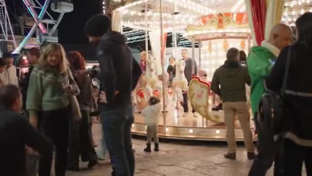 Cascais Portugal Diciembre 2023 Mercado Navidad Plaza Con Gente Carrusel — Vídeo de stock
