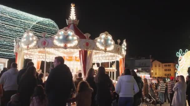 Cascais Portugal Diciembre 2023 Mercado Navidad Plaza Con Gente Carrusel — Vídeos de Stock