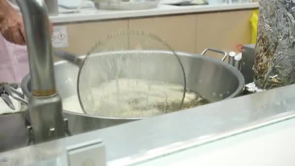 Προμηθευτής Λαμβάνοντας Churros Από Λάδι Μαγειρέματος Κλείστε Χέρι Εκμετάλλευση Σουρωτήρι — Αρχείο Βίντεο
