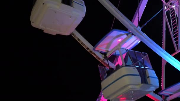 Close Spinning Ferris Wheel Christmas Night Moving Slowly Carnival Amusement — Stock Video