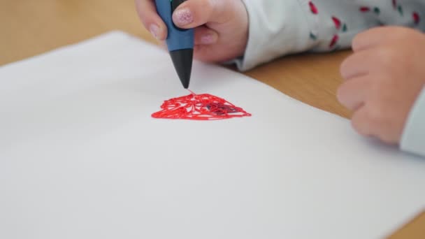 3D钢笔女孩特写创建塑料3D模型 默默无闻的孩子们在饭桌上用钢笔手绘画 机器人学 Steam教育 现代技术 — 图库视频影像
