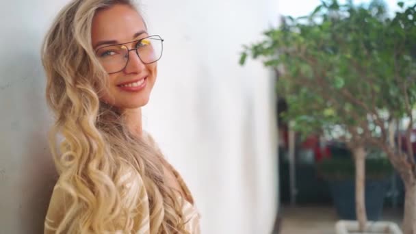 Mujer Sonriente Con Gafas Moda Pie Cerca Pared Blanca Hermosa — Vídeo de stock