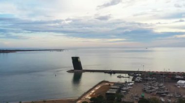 Torre VTS de Lisboa - Lizbon Denizcilik Trafik ve Güvenliği Koordinasyon ve Kontrol Merkezi VTS Trafik Sistemi. Hava görüntüsü Akşam vakti
