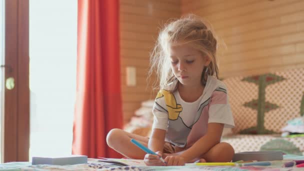 Χαριτωμένο Κορίτσι Ζωγραφίζει Καθιστή Στάση Λωτού Αξιολάτρευτο Κορίτσι Προσχολικής Ηλικίας — Αρχείο Βίντεο
