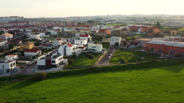 ポルトガルのシントラの町の緑の景色と家の上を飛行する航空無人機 田舎の晴れた夏の日の住宅街の美しい景色 — ストック動画
