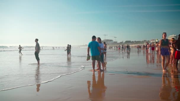 Carcavelos Portugália Február 2024 People Walking Carcavelos Beach Portugal Watching — Stock videók
