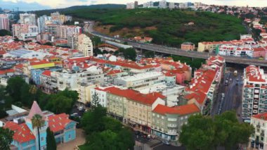 Portekiz, Lizbon 01 Eylül 2023 Havadan Lizbon manzaralı şehir. Lizbon şehir merkezinin havadan panoramik görüntüsü