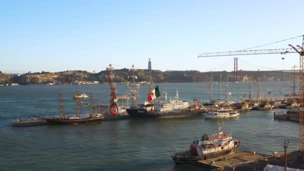 ポルトガル リスボン 2023 リスボンの商業港の上空のスカイライン 貨物クレーンで桟橋上のコンテナ ポルトガル — ストック動画