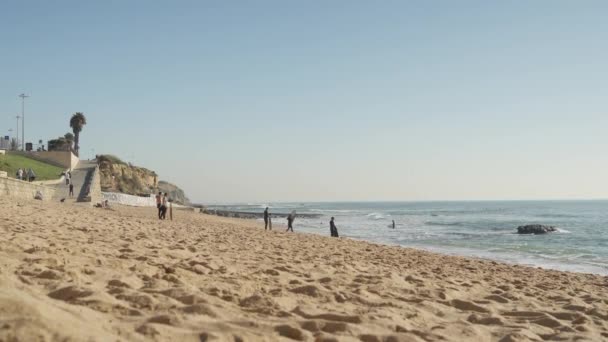 Niet Geïdentificeerde Surfer Skimboarding Zee Strand Toeristische Surfer Veel Plezier — Stockvideo