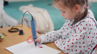 3D kalem sevimli kız plastik 3D model yapıyor, çiziyor. Masada kağıt üzerine kalem çizen akıllı çocuk. Teknoloji. Robot bilimi. Buhar eğitimi. Modern teknolojiler.