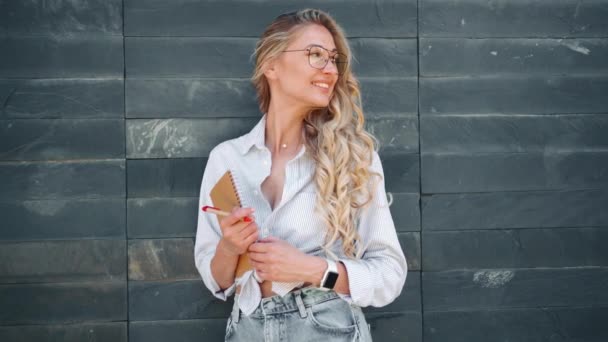 Leende Affärskvinna Med Glasögon Som Håller Anteckningsboken Självsäker Kreativ Chef — Stockvideo