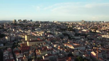 Lizbon şehir manzaralı hava manzaralı gün batımı. Arka planda mavi gökyüzü. Lizbon şehir merkezinin güneş doğuşundaki hava panoramik görüntüsü, Portekiz