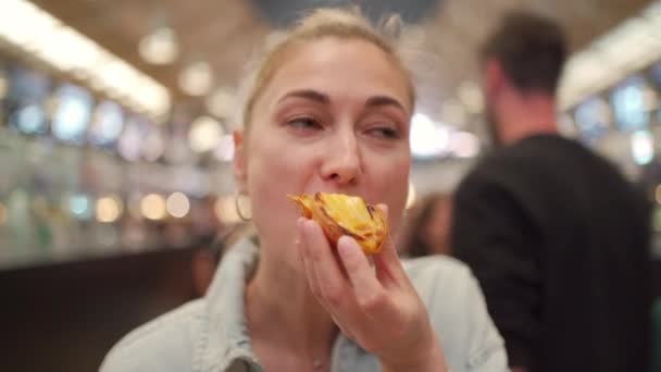 Mutlu Kadın Markette Portekiz Tatlısını Yiyor Bayan Turistin Şehirde Geleneksel — Stok video
