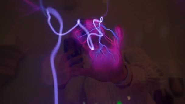 Mano Que Toca Bola Plasma Con Rayo Eléctrico Violeta Azul — Vídeos de Stock