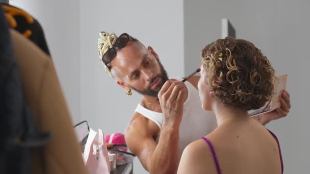 Бразильський Гей Чоловік Застосовує Макіяж Жіночої Моделі Студії Орієнтований Бородатий — стокове відео