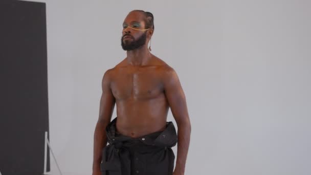Fotograf Tar Bilder Tröjlös Afroamerikansk Homosexuell Man Med Makeup Studio — Stockvideo