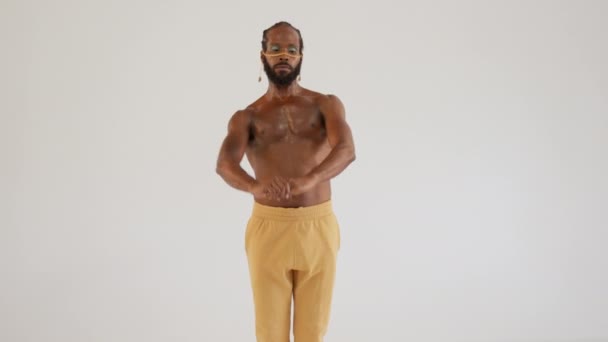 Afroamerikansk Homosexuell Man Dansar Med Stolthet Vit Bakgrund Skjorta Hane — Stockvideo