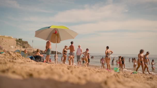 Multitud Edad Mixta Azulada Disfrutando Vacaciones Verano Playa Bajo Cielo — Vídeos de Stock
