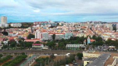 Lizbon şehir manzaralı hava manzarası. Lizbon şehir merkezinin havadan panoramik görüntüsü