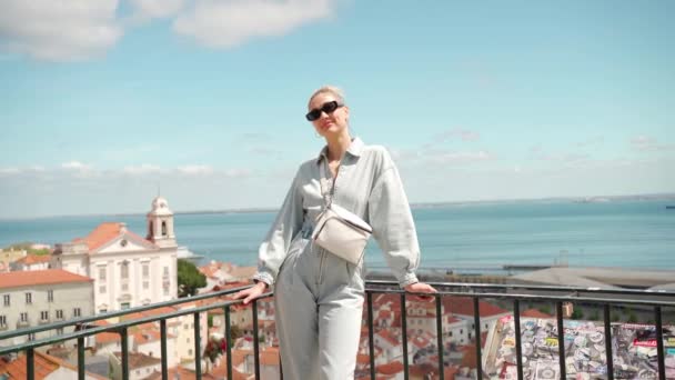 Lizbon Daki Portas Sol Bakış Açısıyla Heyecanlı Genç Bayan Turist — Stok video